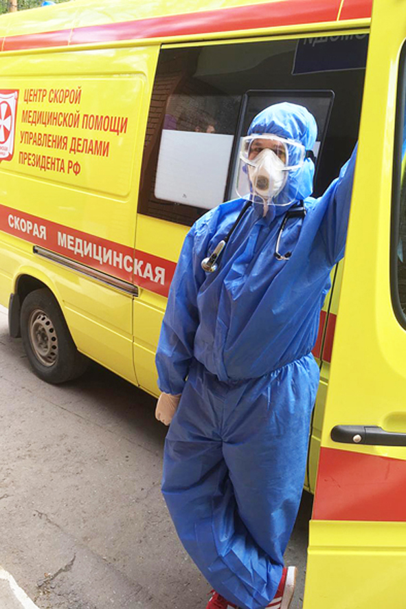 Я в защитном костюме борюсь с коронованными вирусами.